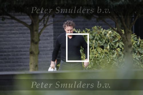 Blaricum 9 februari 2019
Marco Borsato met bladerenblower bij zijn huis. Daarna gaat hij lunchen met zijn vrouw Leontine Borsato