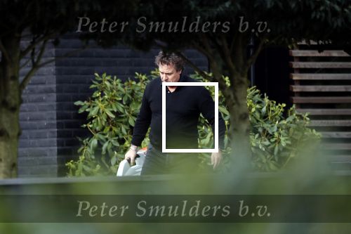 Blaricum 9 februari 2019
Marco Borsato met bladerenblower bij zijn huis. Daarna gaat hij lunchen met zijn vrouw Leontine Borsato