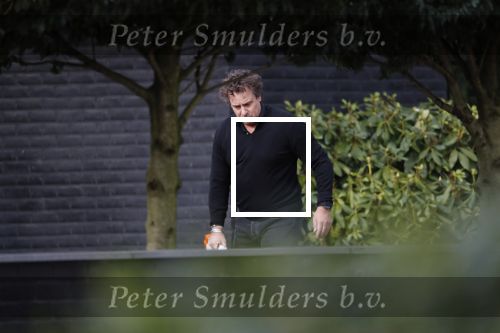Blaricum 9 februari 2019
Marco Borsato met bladerenblower bij zijn huis. Daarna gaat hij lunchen met zijn vrouw Leontine Borsato