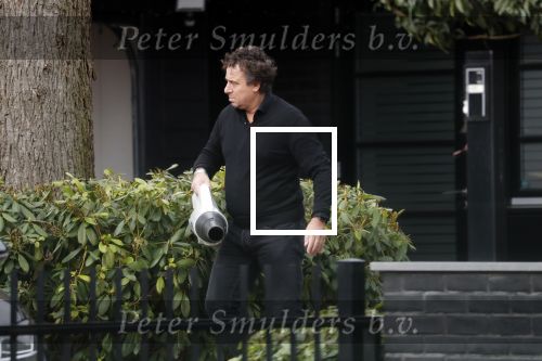 Blaricum 9 februari 2019
Marco Borsato met bladerenblower bij zijn huis. Daarna gaat hij lunchen met zijn vrouw Leontine Borsato