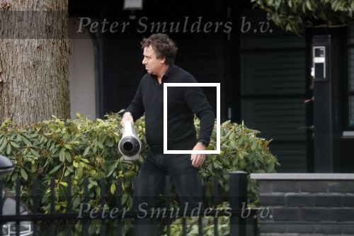 Blaricum 9 februari 2019
Marco Borsato met bladerenblower bij zijn huis. Daarna gaat hij lunchen met zijn vrouw Leontine Borsato