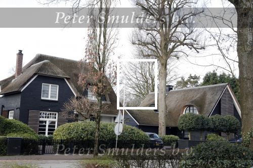 Blaricum 9 februari 2019
Marco Borsato met bladerenblower bij zijn huis. Daarna gaat hij lunchen met zijn vrouw Leontine Borsato