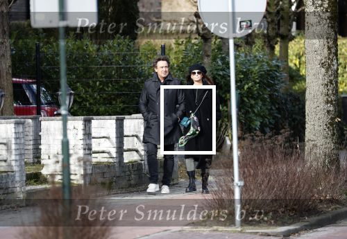 Blaricum 9 februari 2019
Marco Borsato met bladerenblower bij zijn huis. Daarna gaat hij lunchen met zijn vrouw Leontine Borsato