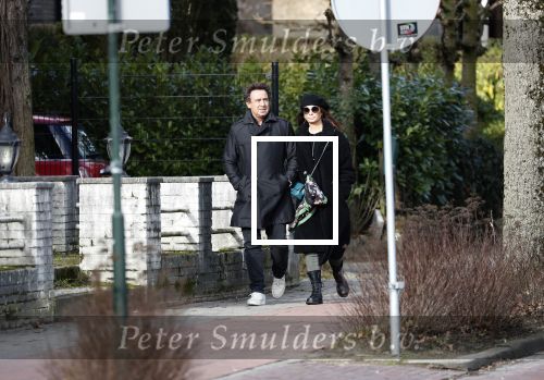Blaricum 9 februari 2019
Marco Borsato met bladerenblower bij zijn huis. Daarna gaat hij lunchen met zijn vrouw Leontine Borsato
