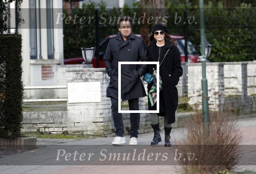 Blaricum 9 februari 2019
Marco Borsato met bladerenblower bij zijn huis. Daarna gaat hij lunchen met zijn vrouw Leontine Borsato