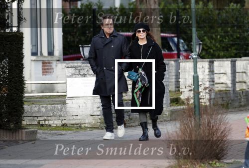 Blaricum 9 februari 2019
Marco Borsato met bladerenblower bij zijn huis. Daarna gaat hij lunchen met zijn vrouw Leontine Borsato