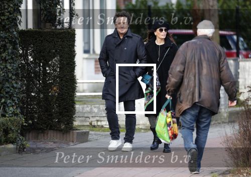 Blaricum 9 februari 2019
Marco Borsato met bladerenblower bij zijn huis. Daarna gaat hij lunchen met zijn vrouw Leontine Borsato