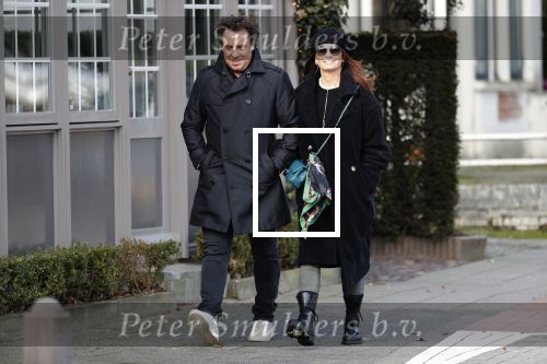 Blaricum 9 februari 2019
Marco Borsato met bladerenblower bij zijn huis. Daarna gaat hij lunchen met zijn vrouw Leontine Borsato