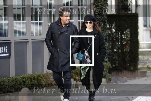 Blaricum 9 februari 2019
Marco Borsato met bladerenblower bij zijn huis. Daarna gaat hij lunchen met zijn vrouw Leontine Borsato