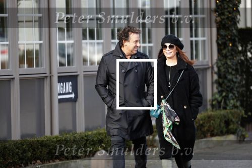 Blaricum 9 februari 2019
Marco Borsato met bladerenblower bij zijn huis. Daarna gaat hij lunchen met zijn vrouw Leontine Borsato