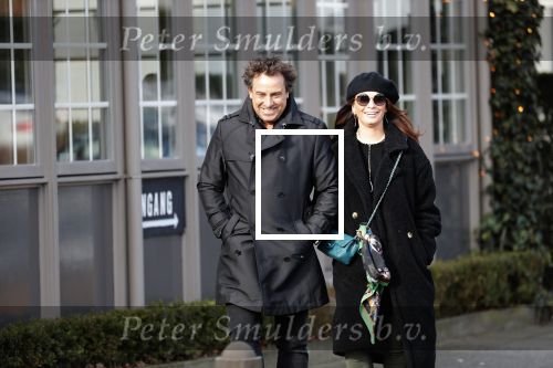 Blaricum 9 februari 2019
Marco Borsato met bladerenblower bij zijn huis. Daarna gaat hij lunchen met zijn vrouw Leontine Borsato