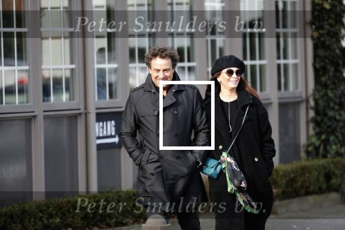 Blaricum 9 februari 2019
Marco Borsato met bladerenblower bij zijn huis. Daarna gaat hij lunchen met zijn vrouw Leontine Borsato