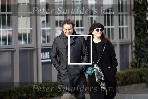 Blaricum 9 februari 2019
Marco Borsato met bladerenblower bij zijn huis. Daarna gaat hij lunchen met zijn vrouw Leontine Borsato