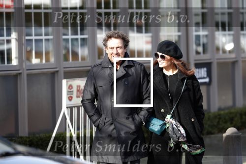 Blaricum 9 februari 2019
Marco Borsato met bladerenblower bij zijn huis. Daarna gaat hij lunchen met zijn vrouw Leontine Borsato