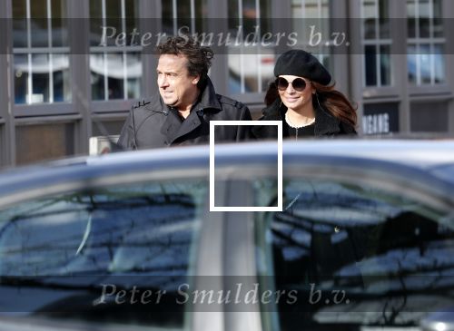 Blaricum 9 februari 2019
Marco Borsato met bladerenblower bij zijn huis. Daarna gaat hij lunchen met zijn vrouw Leontine Borsato