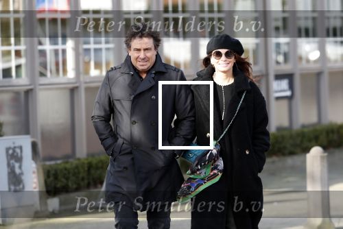 Blaricum 9 februari 2019
Marco Borsato met bladerenblower bij zijn huis. Daarna gaat hij lunchen met zijn vrouw Leontine Borsato