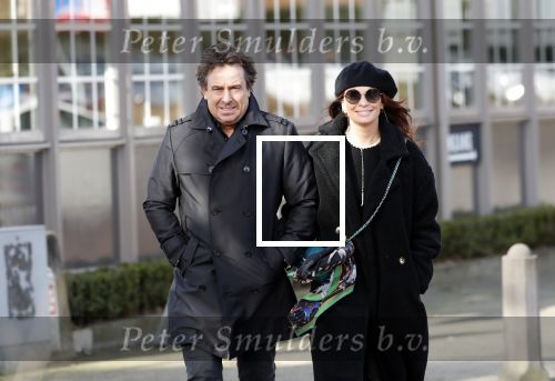 Blaricum 9 februari 2019
Marco Borsato met bladerenblower bij zijn huis. Daarna gaat hij lunchen met zijn vrouw Leontine Borsato