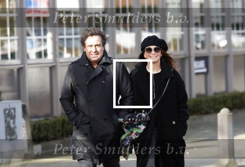 Blaricum 9 februari 2019
Marco Borsato met bladerenblower bij zijn huis. Daarna gaat hij lunchen met zijn vrouw Leontine Borsato