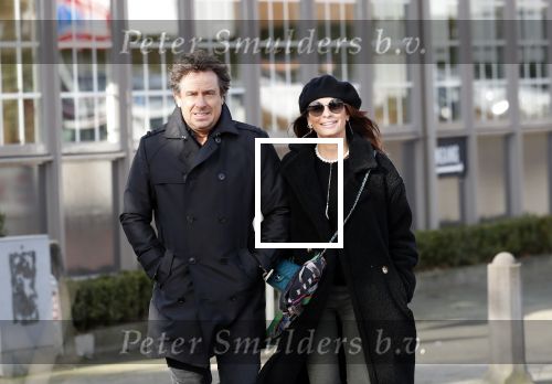 Blaricum 9 februari 2019
Marco Borsato met bladerenblower bij zijn huis. Daarna gaat hij lunchen met zijn vrouw Leontine Borsato