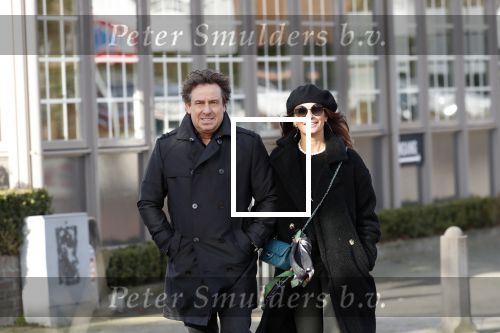 Blaricum 9 februari 2019
Marco Borsato met bladerenblower bij zijn huis. Daarna gaat hij lunchen met zijn vrouw Leontine Borsato
