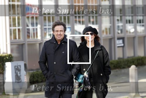 Blaricum 9 februari 2019
Marco Borsato met bladerenblower bij zijn huis. Daarna gaat hij lunchen met zijn vrouw Leontine Borsato