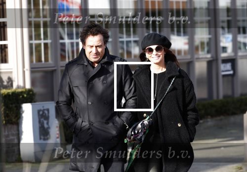 Blaricum 9 februari 2019
Marco Borsato met bladerenblower bij zijn huis. Daarna gaat hij lunchen met zijn vrouw Leontine Borsato