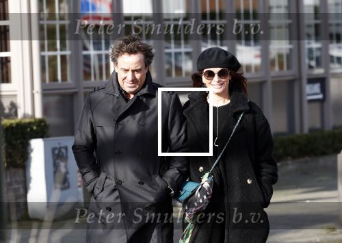 Blaricum 9 februari 2019
Marco Borsato met bladerenblower bij zijn huis. Daarna gaat hij lunchen met zijn vrouw Leontine Borsato