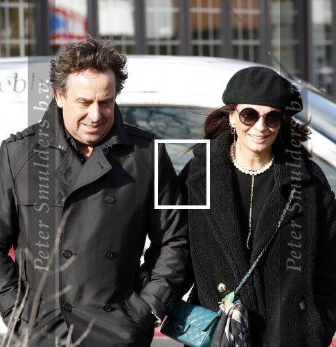 Blaricum 9 februari 2019
Marco Borsato met bladerenblower bij zijn huis. Daarna gaat hij lunchen met zijn vrouw Leontine Borsato