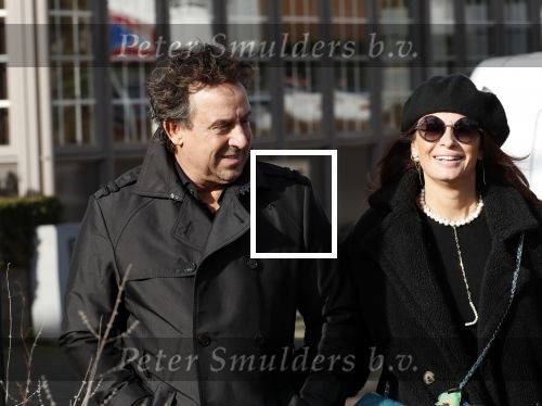 Blaricum 9 februari 2019
Marco Borsato met bladerenblower bij zijn huis. Daarna gaat hij lunchen met zijn vrouw Leontine Borsato