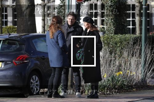 Blaricum 9 februari 2019
Marco Borsato met bladerenblower bij zijn huis. Daarna gaat hij lunchen met zijn vrouw Leontine Borsato