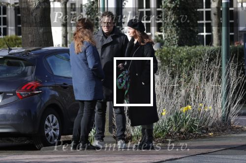 Blaricum 9 februari 2019
Marco Borsato met bladerenblower bij zijn huis. Daarna gaat hij lunchen met zijn vrouw Leontine Borsato