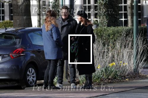 Blaricum 9 februari 2019
Marco Borsato met bladerenblower bij zijn huis. Daarna gaat hij lunchen met zijn vrouw Leontine Borsato