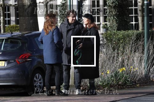 Blaricum 9 februari 2019
Marco Borsato met bladerenblower bij zijn huis. Daarna gaat hij lunchen met zijn vrouw Leontine Borsato
