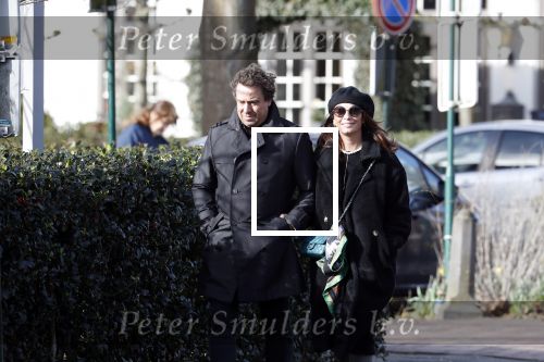 Blaricum 9 februari 2019
Marco Borsato met bladerenblower bij zijn huis. Daarna gaat hij lunchen met zijn vrouw Leontine Borsato