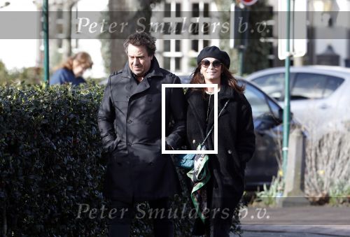 Blaricum 9 februari 2019
Marco Borsato met bladerenblower bij zijn huis. Daarna gaat hij lunchen met zijn vrouw Leontine Borsato