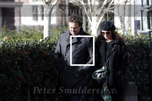 Blaricum 9 februari 2019
Marco Borsato met bladerenblower bij zijn huis. Daarna gaat hij lunchen met zijn vrouw Leontine Borsato