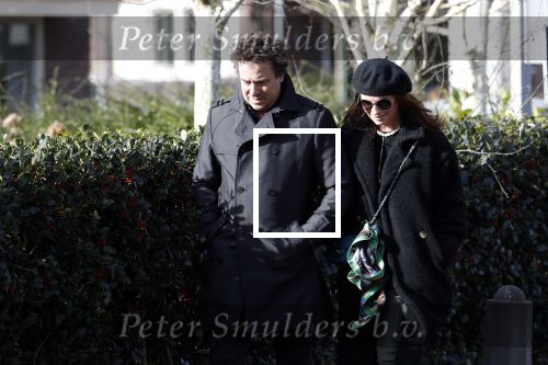 Blaricum 9 februari 2019
Marco Borsato met bladerenblower bij zijn huis. Daarna gaat hij lunchen met zijn vrouw Leontine Borsato