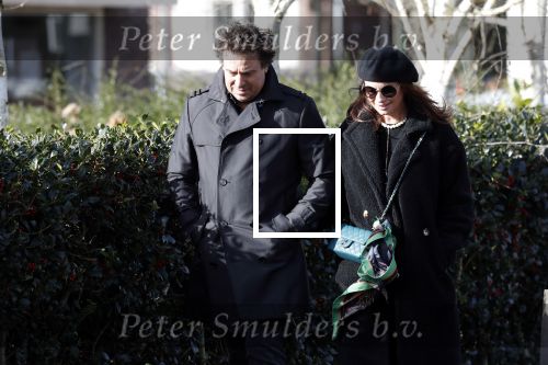 Blaricum 9 februari 2019
Marco Borsato met bladerenblower bij zijn huis. Daarna gaat hij lunchen met zijn vrouw Leontine Borsato