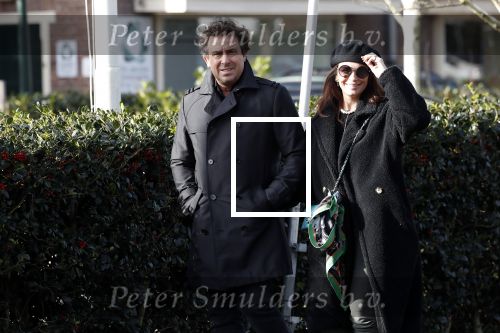 Blaricum 9 februari 2019
Marco Borsato met bladerenblower bij zijn huis. Daarna gaat hij lunchen met zijn vrouw Leontine Borsato