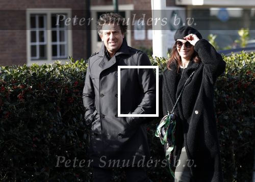 Blaricum 9 februari 2019
Marco Borsato met bladerenblower bij zijn huis. Daarna gaat hij lunchen met zijn vrouw Leontine Borsato