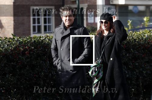 Blaricum 9 februari 2019
Marco Borsato met bladerenblower bij zijn huis. Daarna gaat hij lunchen met zijn vrouw Leontine Borsato