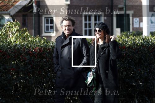 Blaricum 9 februari 2019
Marco Borsato met bladerenblower bij zijn huis. Daarna gaat hij lunchen met zijn vrouw Leontine Borsato