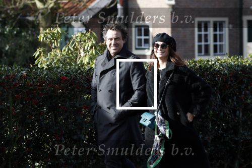 Blaricum 9 februari 2019
Marco Borsato met bladerenblower bij zijn huis. Daarna gaat hij lunchen met zijn vrouw Leontine Borsato