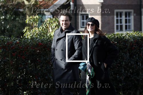 Blaricum 9 februari 2019
Marco Borsato met bladerenblower bij zijn huis. Daarna gaat hij lunchen met zijn vrouw Leontine Borsato