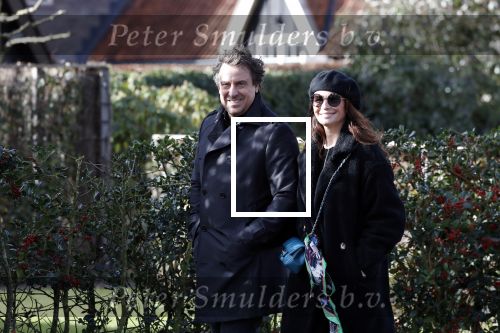 Blaricum 9 februari 2019
Marco Borsato met bladerenblower bij zijn huis. Daarna gaat hij lunchen met zijn vrouw Leontine Borsato