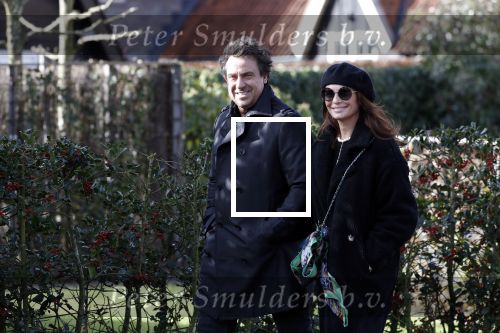 Blaricum 9 februari 2019
Marco Borsato met bladerenblower bij zijn huis. Daarna gaat hij lunchen met zijn vrouw Leontine Borsato