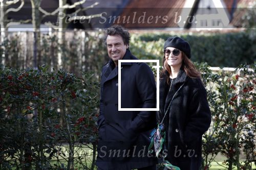 Blaricum 9 februari 2019
Marco Borsato met bladerenblower bij zijn huis. Daarna gaat hij lunchen met zijn vrouw Leontine Borsato