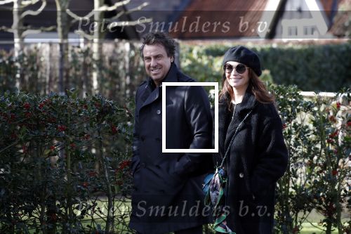 Blaricum 9 februari 2019
Marco Borsato met bladerenblower bij zijn huis. Daarna gaat hij lunchen met zijn vrouw Leontine Borsato