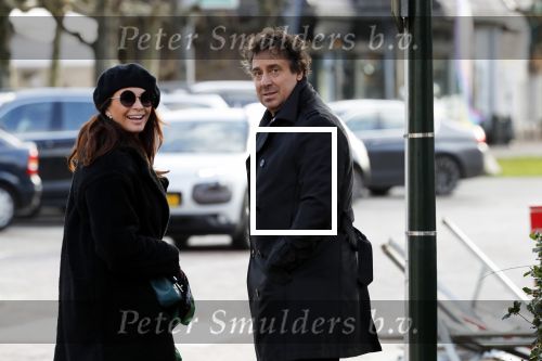 Blaricum 9 februari 2019
Marco Borsato met bladerenblower bij zijn huis. Daarna gaat hij lunchen met zijn vrouw Leontine Borsato