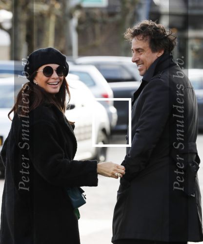 Blaricum 9 februari 2019
Marco Borsato met bladerenblower bij zijn huis. Daarna gaat hij lunchen met zijn vrouw Leontine Borsato